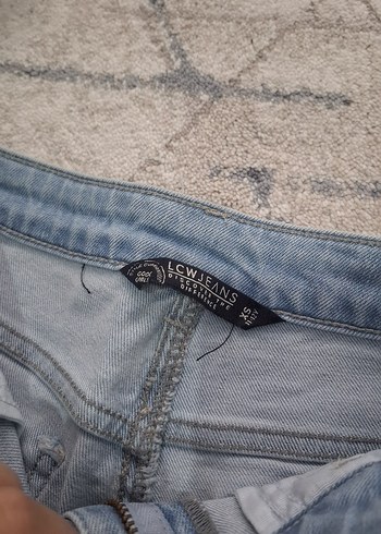 LC Waikiki Düğmeli Mini Kot Şort