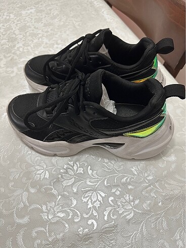 38 Beden Reebok Hologramlı Ayakkabı