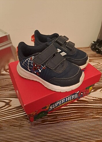 22 Beden Adidas Çocuk Spor Ayakkabısı 