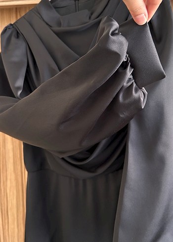 Drapeli Siyah Uzun Kollu Saten Elbise + Şal - Görsel 3