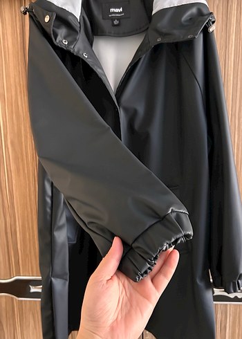 Siyah Uzun Kadın Yağmurluk - Görsel 4
