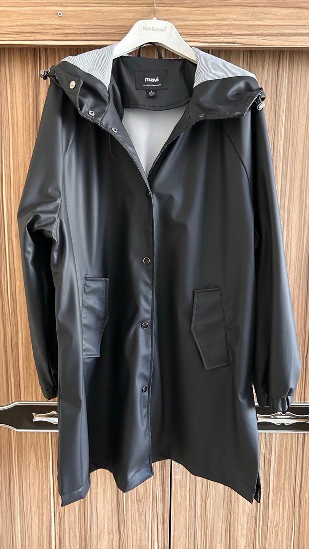 Siyah Uzun Kadın Yağmurluk - Görsel 2