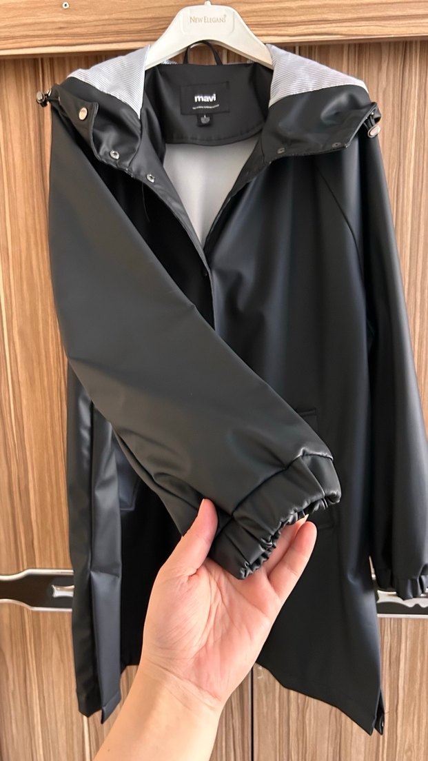Siyah Uzun Kadın Yağmurluk - Görsel 4