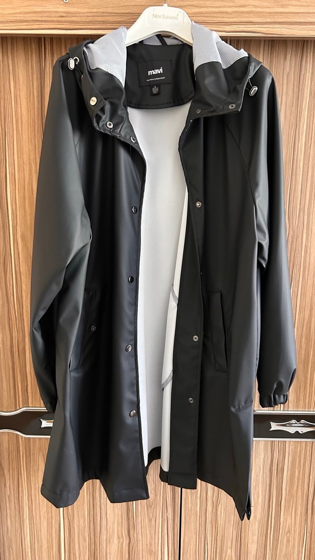 Siyah Uzun Kadın Yağmurluk - Görsel 3