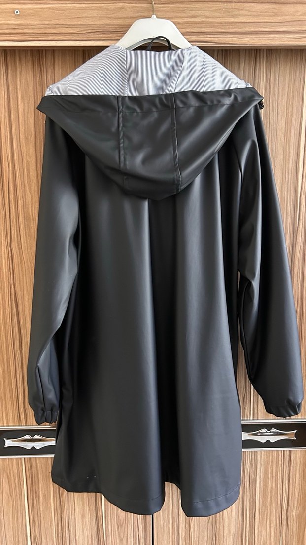 Siyah Uzun Kadın Yağmurluk - Görsel 5