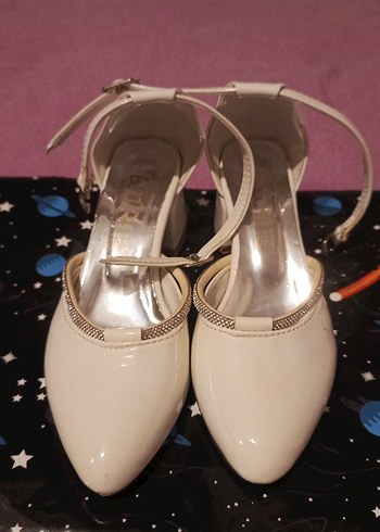 Beyaz Tokalı Stiletto Topuklu Kadın Ayakkabı - Görsel 3