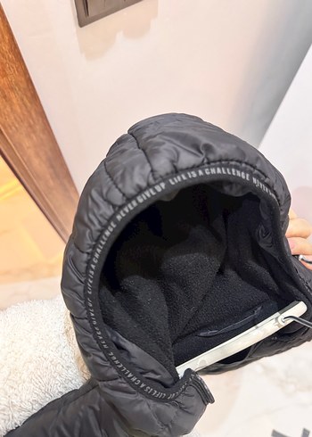 Erkek Çocuk Siyah Kapüşonlu Şişme Mont - Görsel 7