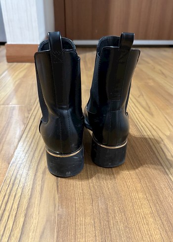 39 Beden siyah Renk Zara Metal Plakalı Siyah bilekte Bot