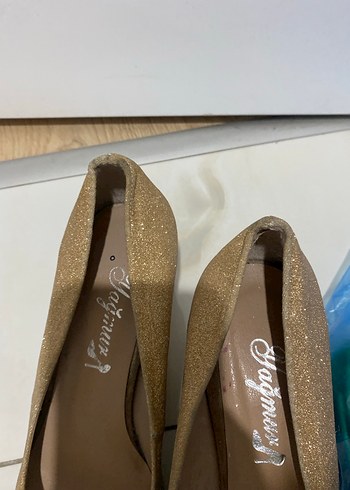 Altın Renkli Parlak Topuklu Kadın Ayakkabı - Görsel 4