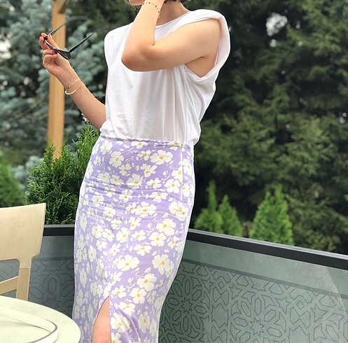 Lila yırtmaçlı midi boy etek