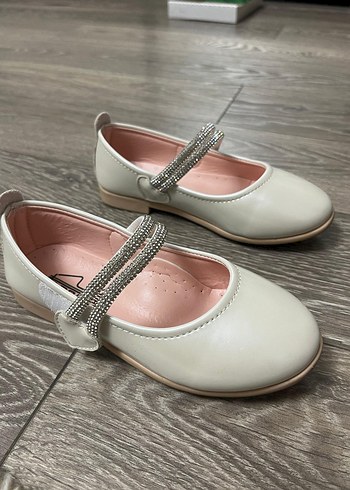 Kız Çocuk Beyaz Tokalı Babet Ayakkabı - Görsel 2