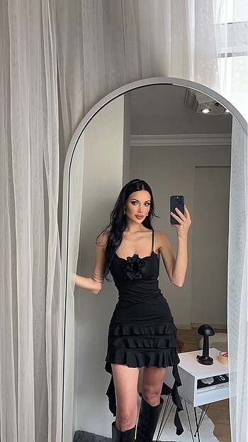 Diğer bedenleri mevcut S-M-L Siyah zara model ve elbise