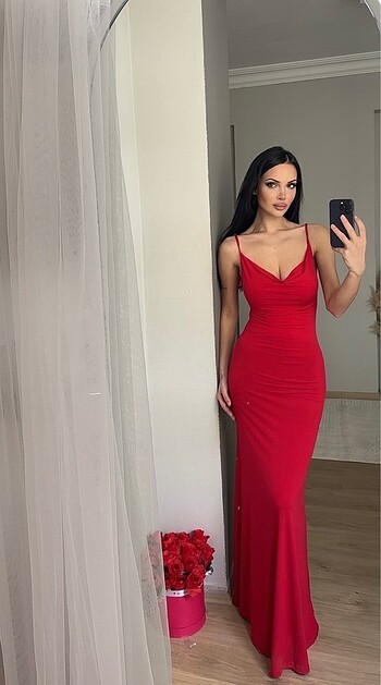 36 Beden kırmızı Renk Beden mevcut Maksi boy askılı kırmızı elbise abiye