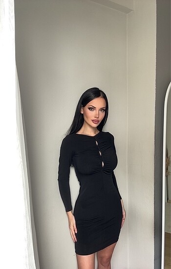 BEDEN MEVCUT SİYAH KISA ELBİSE