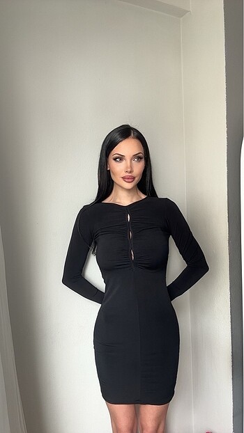 BEDEN MEVCUT SİYAH KISA ELBİSE
