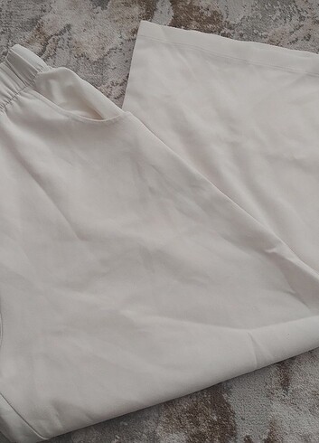 Beyaz geniş model pantolon krep kumaşdır 