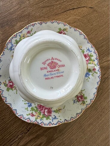 Beden beyaz Renk Royal albert petit point serisi