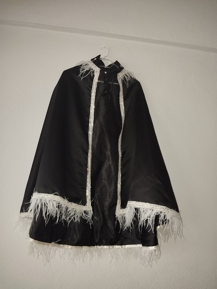 Siyah Tüy Detaylı Gotik Çocuk Pelerini - Görsel 2