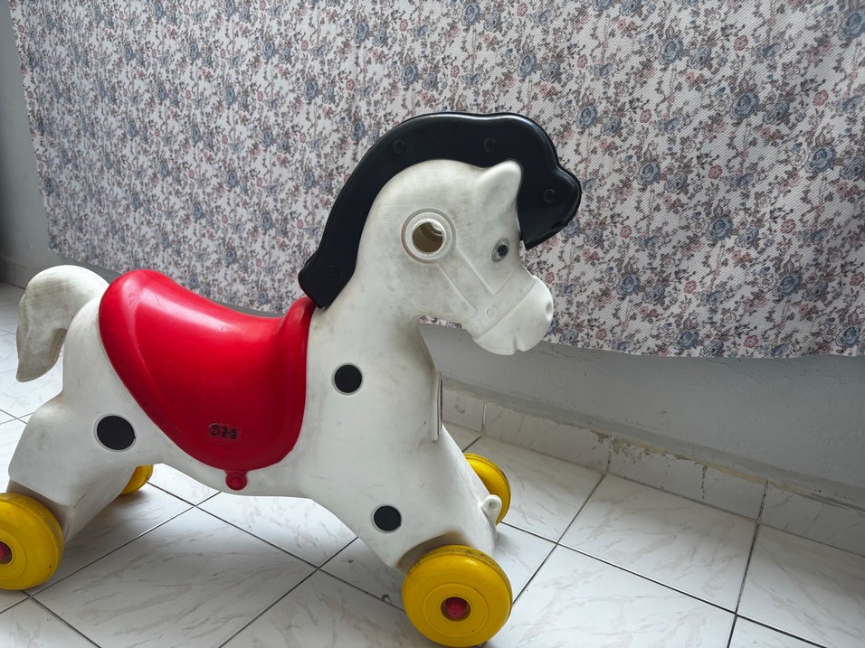 Beyaz ve Renkli Tekerlekli Oyuncak At - Görsel 2