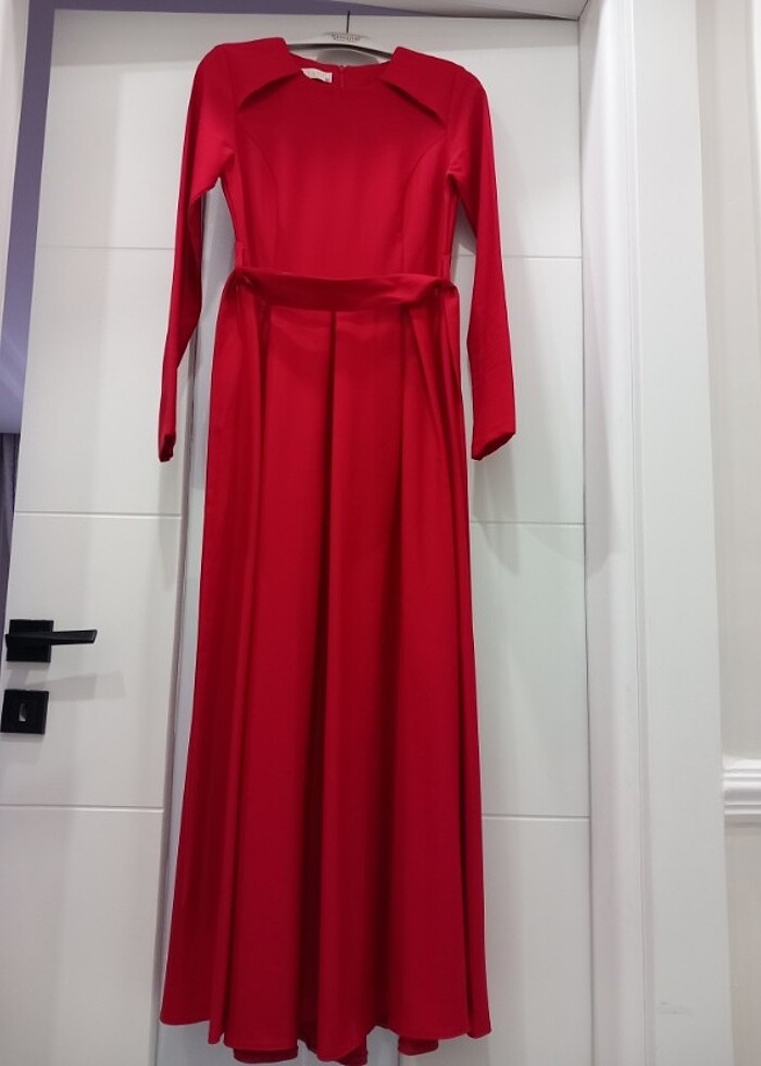Kırmızı elbise - Görsel 2