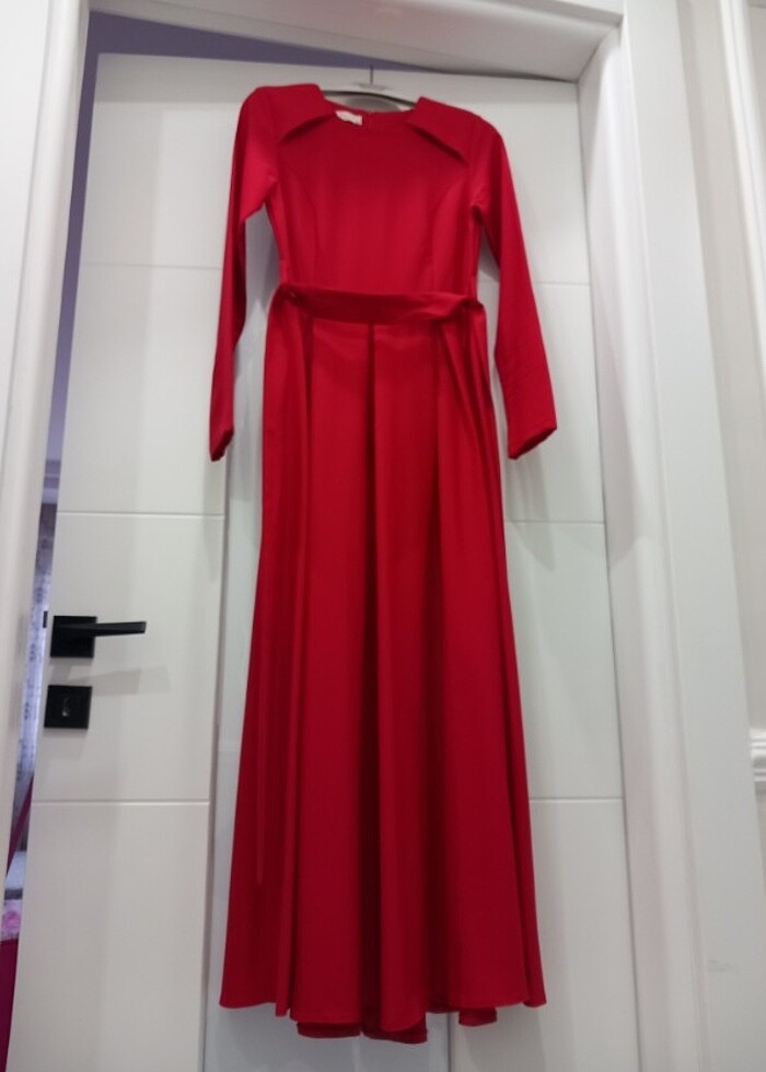 Kırmızı elbise - Görsel 3