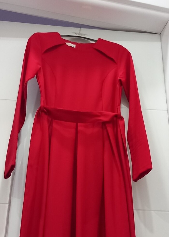 Kırmızı elbise - Görsel 5