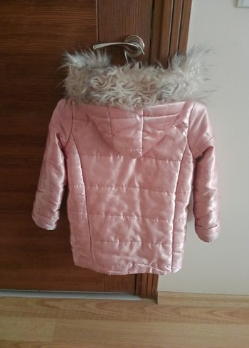 Kız Çocuk Parlak Pembe Kürklü Kapüşonlu Mont - Görsel 3