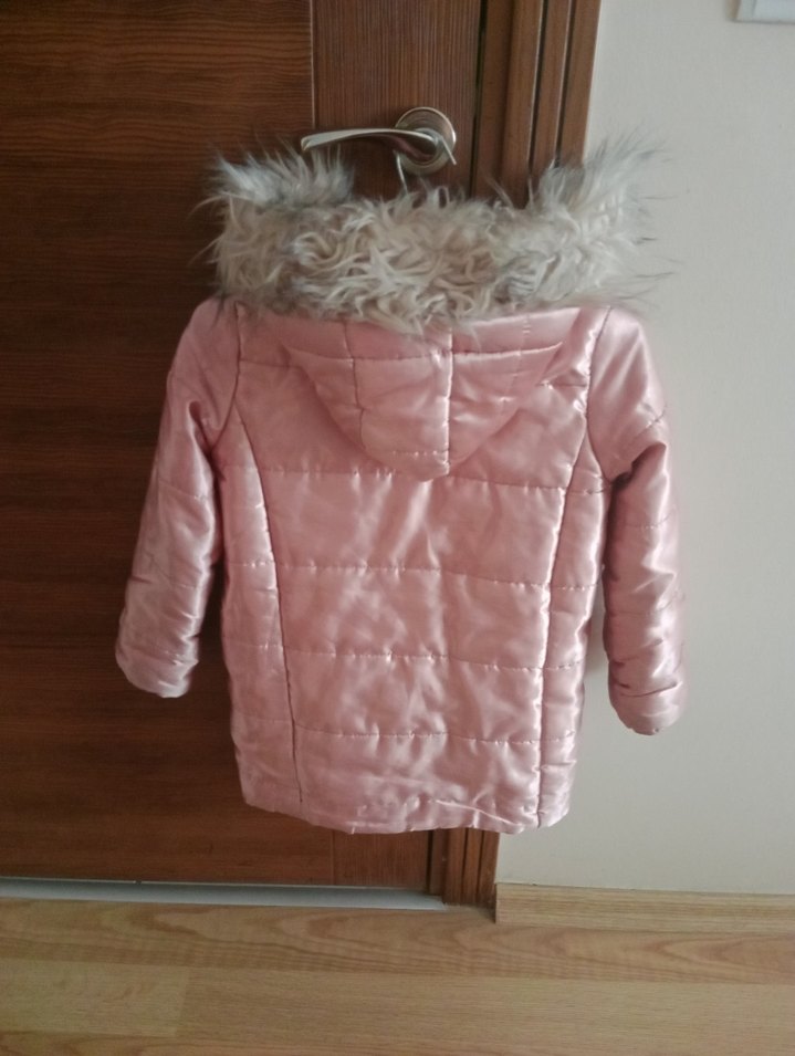 Kız Çocuk Parlak Pembe Kürklü Kapüşonlu Mont - Görsel 3