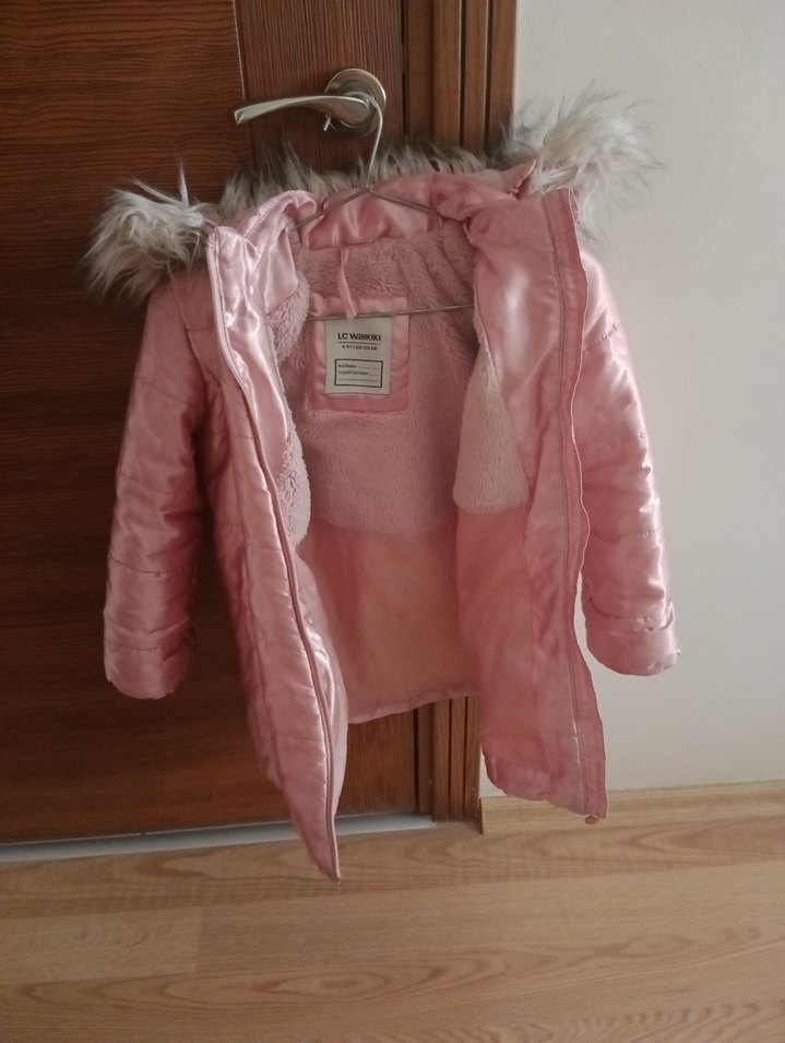 Kız Çocuk Parlak Pembe Kürklü Kapüşonlu Mont - Görsel 4