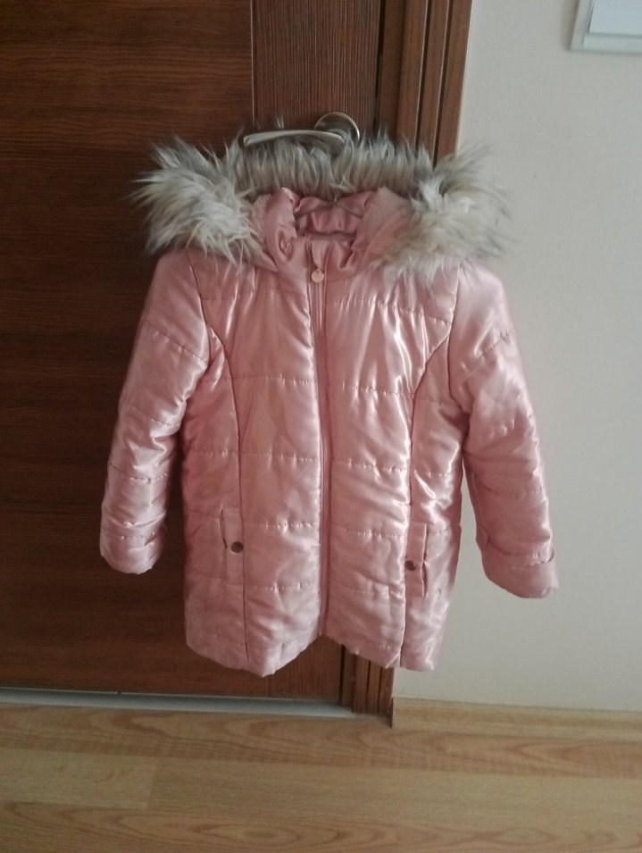 Kız Çocuk Parlak Pembe Kürklü Kapüşonlu Mont - Görsel 2