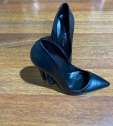 Siyah Stiletto