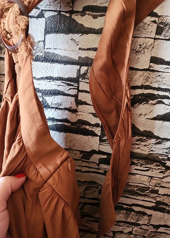 Kahverengi  sırttan bağlamalı  sırt detaylı şık bir elbise - Görsel 6