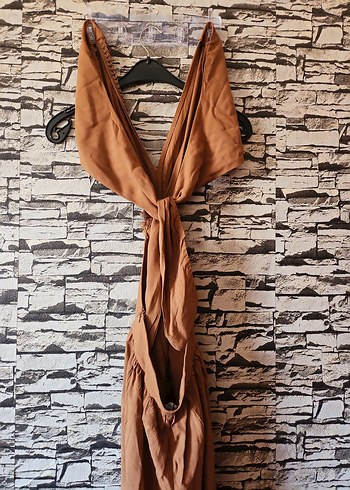 Kahverengi  sırttan bağlamalı  sırt detaylı şık bir elbise - Görsel 5