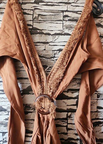 Kahverengi  sırttan bağlamalı  sırt detaylı şık bir elbise - Görsel 7