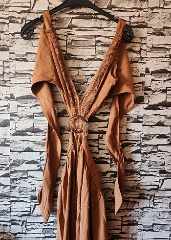 Kahverengi  sırttan bağlamalı  sırt detaylı şık bir elbise - Görsel 8