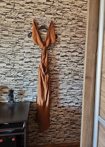 Kahverengi  sırttan bağlamalı  sırt detaylı şık bir elbise - Görsel 9