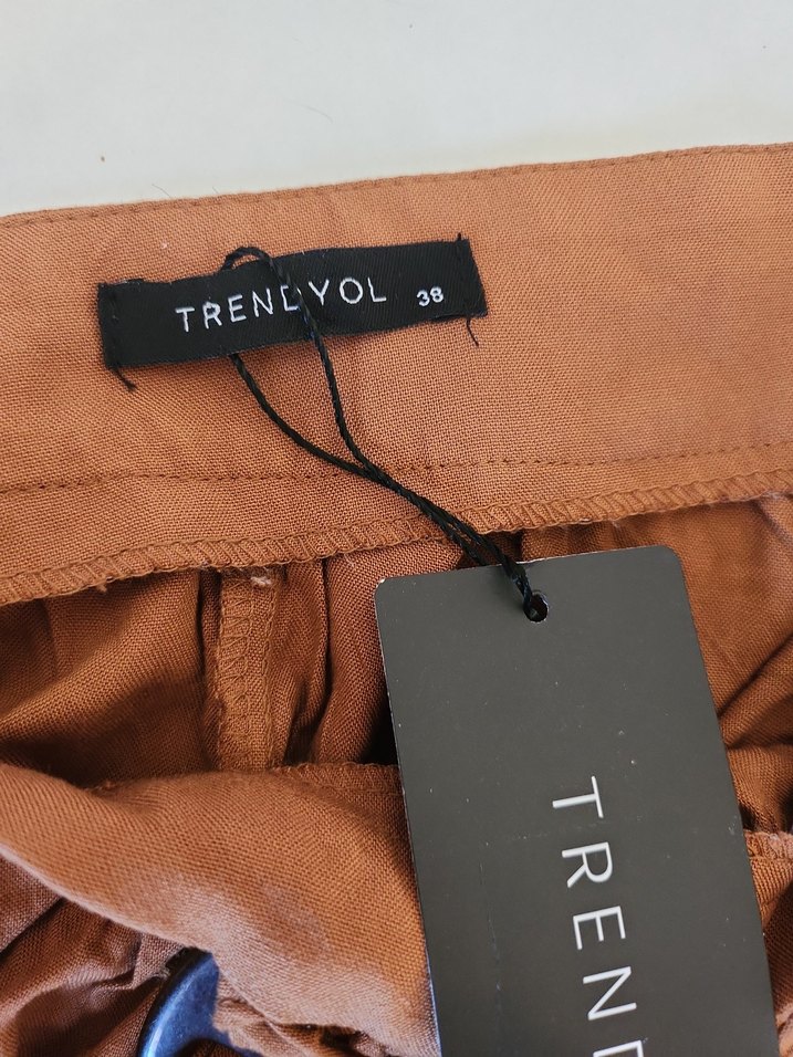 Kahverengi  sırttan bağlamalı  sırt detaylı şık bir elbise - Görsel 4