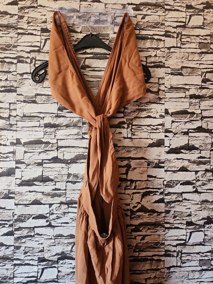 Kahverengi  sırttan bağlamalı  sırt detaylı şık bir elbise - Görsel 5