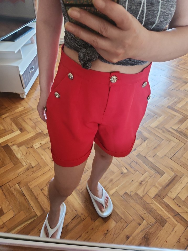 Düğmeli Kırmızı Mini Şort - Görsel 3