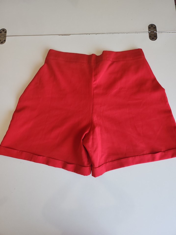 Düğmeli Kırmızı Mini Şort - Görsel 2