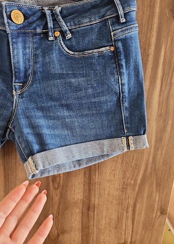 Guess Mavi Kemerli Mini Denim Şort
