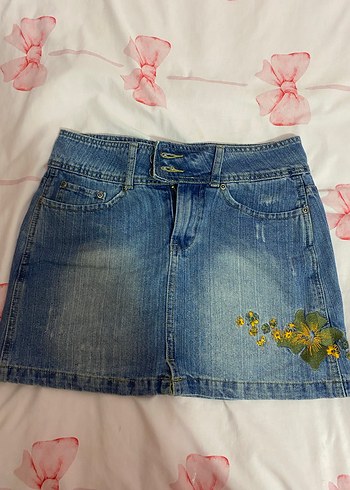 Çiçek İşlemeli Düğmeli Mavi Denim Mini Etek