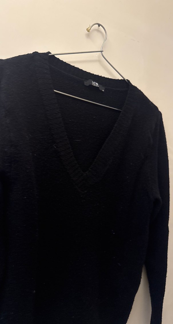 Siyah V Yaka Kadın Örgü Yün Kazak - Görsel 3