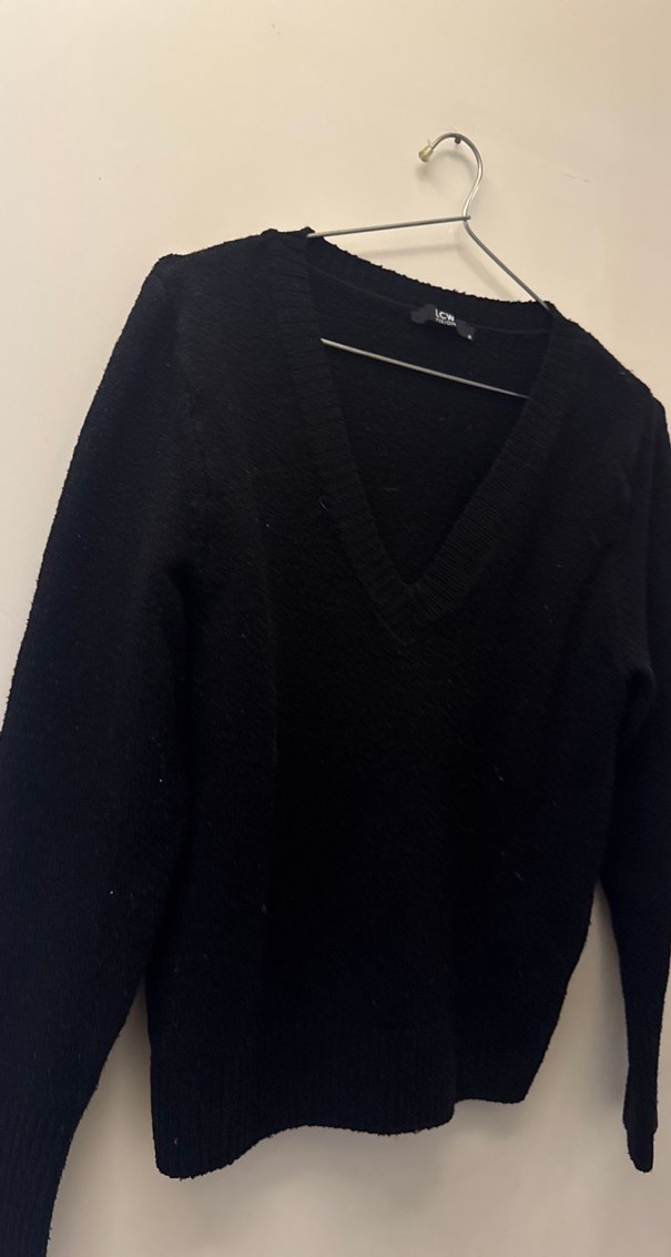 Siyah V Yaka Kadın Örgü Yün Kazak - Görsel 2