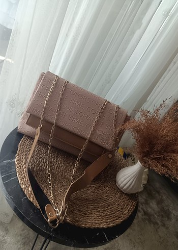 Bej Desenli Zincir Detaylı Deri Çanta