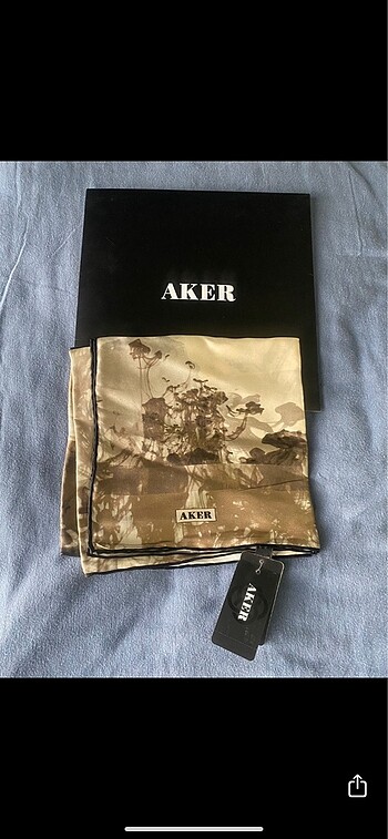 Aker etiketli ipek eşarp