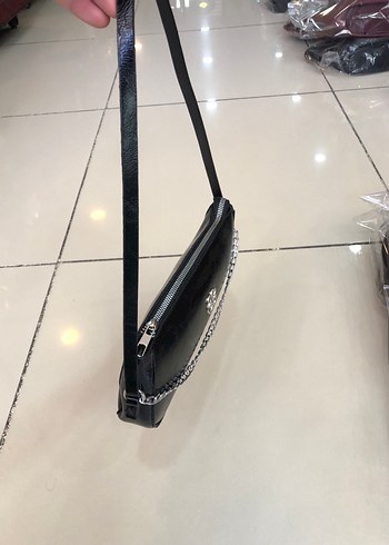 Beden siyah Renk Parlak Siyah Deri Zincir Detaylı Çanta