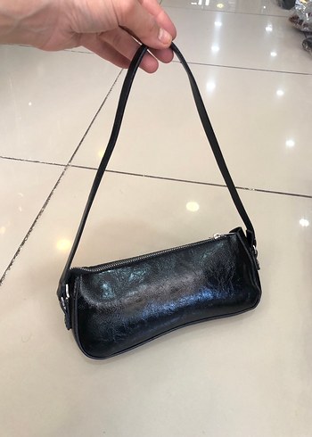 Diğer Parlak Siyah Deri Zincir Detaylı Çanta