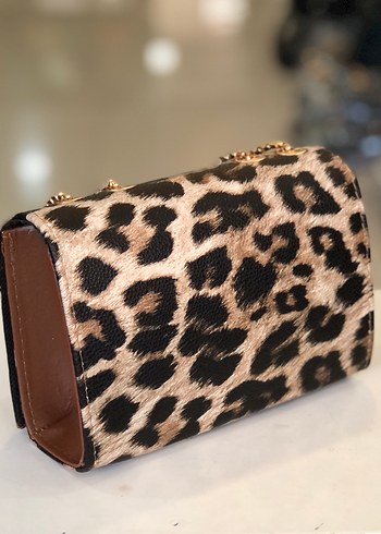  Beden Zincir Detaylı Leopar Desenli Kadın Deri Çanta