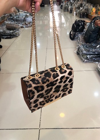 Diğer Zincir Detaylı Leopar Desenli Kadın Deri Çanta